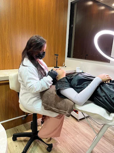 Sessão de tratamento facial na Sempre Bella